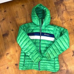 Men’s Fuego Cotopaxi hooded down green jacket. Adult medium